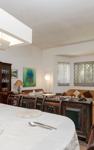Casa à venda com 950m², 3 quartos e 3 vagas Casa à venda com 950m², 3 quartos e 3 vagasSala