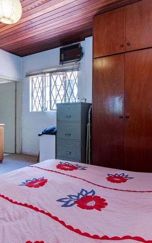 Casa à venda com 950m², 3 quartos e 3 vagas Casa à venda com 950m², 3 quartos e 3 vagasSuíte