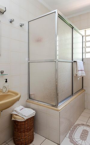 Casa à venda com 950m², 3 quartos e 3 vagas Casa à venda com 950m², 3 quartos e 3 vagasBanheiro