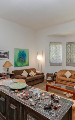 Casa à venda com 950m², 3 quartos e 3 vagas Casa à venda com 950m², 3 quartos e 3 vagasSala