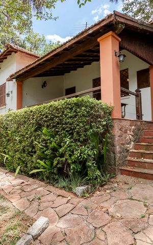 Casa à venda com 950m², 3 quartos e 3 vagas Casa à venda com 950m², 3 quartos e 3 vagasFachada