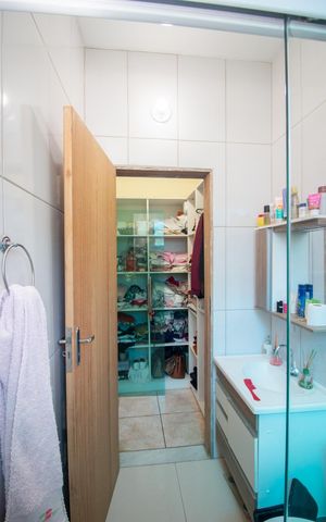 Casa à venda com 1260m², 4 quartos e 4 vagas Casa à venda com 1260m², 4 quartos e 4 vagasBanheiro da Suíte