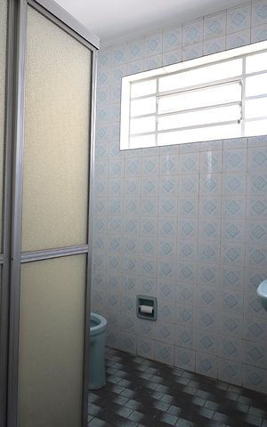 Casa à venda com 169m², 3 quartos e 2 vagas Casa à venda com 169m², 3 quartos e 2 vagasBanheiro 1