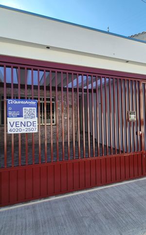 Casa à venda com 169m², 3 quartos e 2 vagas Casa à venda com 169m², 3 quartos e 2 vagasFachada