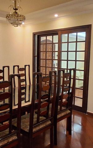 Casa para alugar com 300m², 4 quartos e 4 vagas Casa para alugar com 300m², 4 quartos e 4 vagasSala de jantar