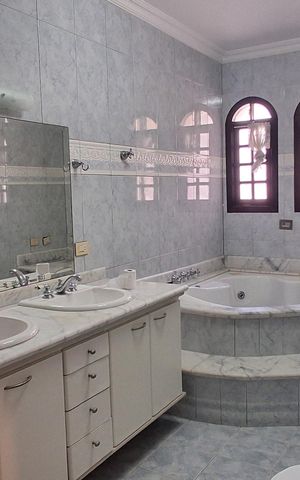 Casa para alugar com 300m², 4 quartos e 4 vagas Casa para alugar com 300m², 4 quartos e 4 vagasBanheiro Suíte 3