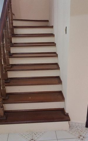Casa para alugar com 300m², 4 quartos e 4 vagas Casa para alugar com 300m², 4 quartos e 4 vagasEscada