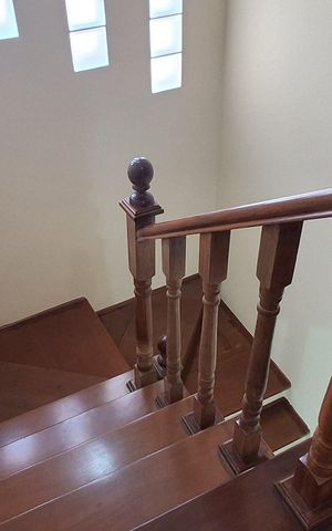 Casa para alugar com 300m², 4 quartos e 4 vagas Casa para alugar com 300m², 4 quartos e 4 vagasEscada