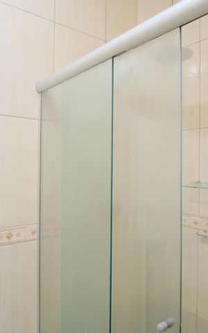 Casa de condomínio à venda com 114m², 2 quartos e 2 vagasBanheiro da Suíte 1