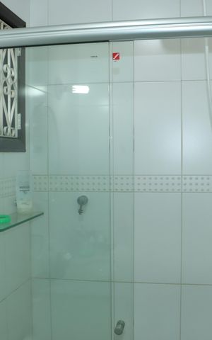 Casa de condomínio para alugar com 400m², 5 quartos e 4 vagasBanheiro de Serviço