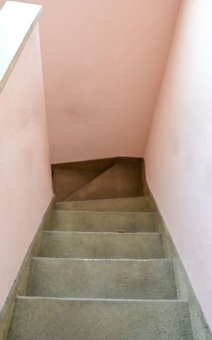 Casa à venda com 146m², 3 quartos e 2 vagasEscada 1
