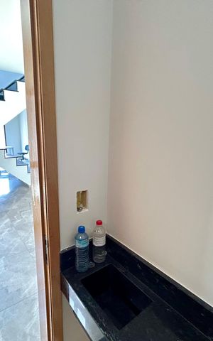 Casa à venda com 150m², 3 quartos e 3 vagas Casa à venda com 150m², 3 quartos e 3 vagasLavabo
