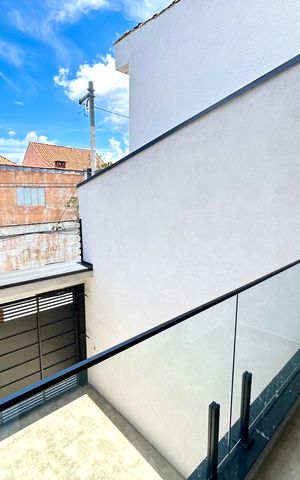 Casa à venda com 150m², 3 quartos e 3 vagas Casa à venda com 150m², 3 quartos e 3 vagasVaranda da Sala