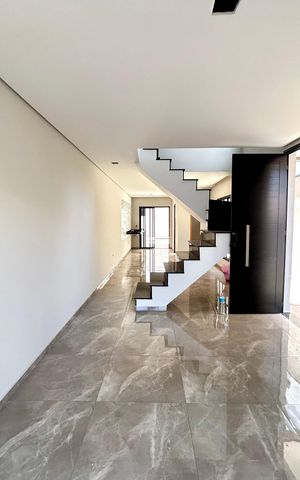 Casa à venda com 150m², 3 quartos e 3 vagas Casa à venda com 150m², 3 quartos e 3 vagasSala