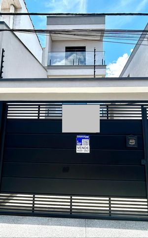 Casa à venda com 150m², 3 quartos e 3 vagas Casa à venda com 150m², 3 quartos e 3 vagasFachada