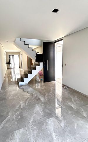 Casa à venda com 150m², 3 quartos e 3 vagas Casa à venda com 150m², 3 quartos e 3 vagasSala