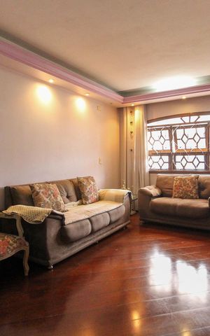 Casa à venda com 210m², 3 quartos e 6 vagas Casa à venda com 210m², 3 quartos e 6 vagasSala