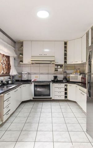 Casa à venda com 210m², 3 quartos e 6 vagas Casa à venda com 210m², 3 quartos e 6 vagasCozinha