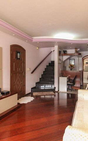 Casa à venda com 210m², 3 quartos e 6 vagas Casa à venda com 210m², 3 quartos e 6 vagasSala