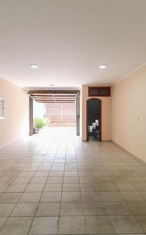 Casa à venda com 210m², 3 quartos e 6 vagas Casa à venda com 210m², 3 quartos e 6 vagasGaragem