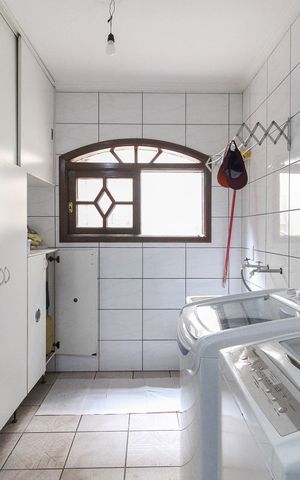 Casa à venda com 210m², 3 quartos e 6 vagas Casa à venda com 210m², 3 quartos e 6 vagasÁrea de Serviço