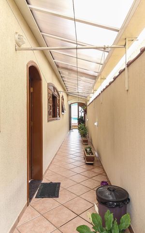 Casa à venda com 210m², 3 quartos e 6 vagas Casa à venda com 210m², 3 quartos e 6 vagasCorredor Externo