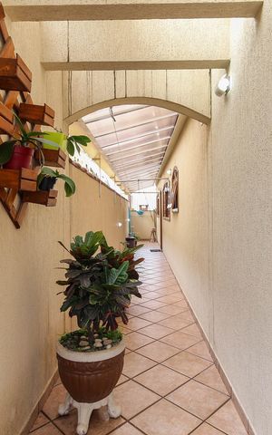 Casa à venda com 210m², 3 quartos e 6 vagas Casa à venda com 210m², 3 quartos e 6 vagasCorredor Externo