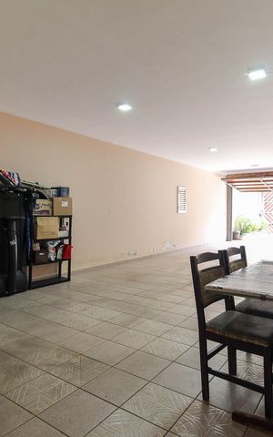 Casa à venda com 210m², 3 quartos e 6 vagas Casa à venda com 210m², 3 quartos e 6 vagasGaragem