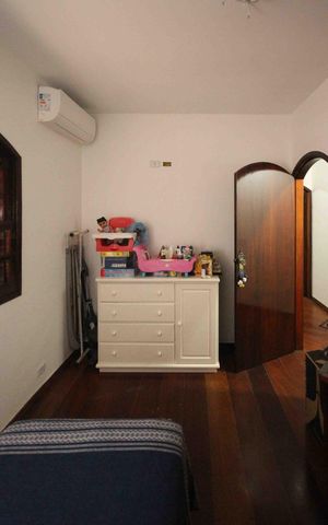 Casa à venda com 220m², 3 quartos e 5 vagas Casa à venda com 220m², 3 quartos e 5 vagasQuarto 02