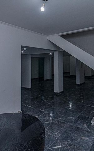 Casa à venda com 250m², 4 quartos e 3 vagas Casa à venda com 250m², 4 quartos e 3 vagasSala