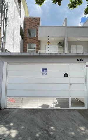 Casa à venda com 165m², 3 quartos e 3 vagas Casa à venda com 165m², 3 quartos e 3 vagasFachada