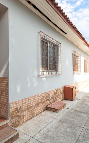 Casa à venda com 75m², 2 quartos e 6 vagas