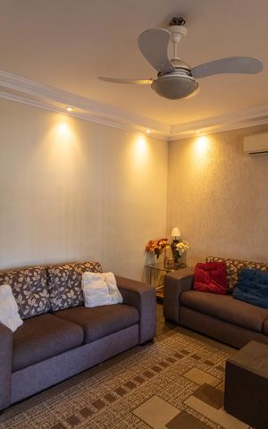 Casa à venda com 250m², 3 quartos e 4 vagas Casa à venda com 250m², 3 quartos e 4 vagasSala