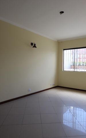 Casa à venda com 135m², 4 quartos e 2 vagasSala