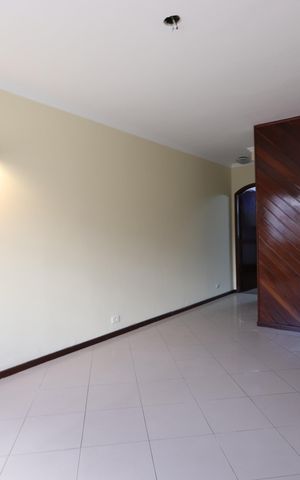 Casa à venda com 135m², 4 quartos e 2 vagasSala