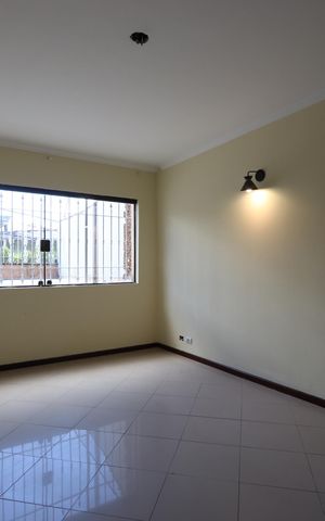Casa à venda com 135m², 4 quartos e 2 vagasSala