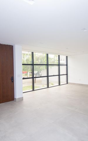 Casa de condomínio à venda com 650m², 3 quartos e 4 vagas Casa de condomínio à venda com 650m², 3 quartos e 4 vagasSala
