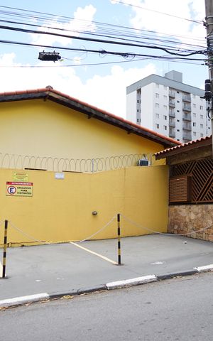 Casa à venda com 200m², 2 quartos e 2 vagasFrente do condominio