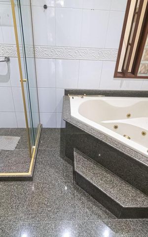 Casa de condomínio à venda com 241m², 3 quartos e 3 vagas