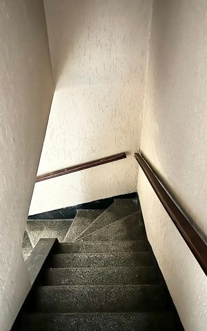 Casa para alugar com 170m², 4 quartos e 2 vagas Casa para alugar com 170m², 4 quartos e 2 vagasEscada