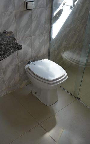 Casa para alugar com 416m², 4 quartos e 6 vagasBanheiro da Suíte 1