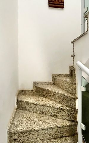 Casa à venda com 138m², 3 quartos e 3 vagasEscada