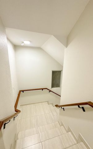 Apartamento para alugar com 70m², 2 quartos e 1 vagaEscada