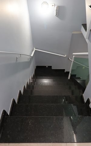 Casa à venda com 152m², 3 quartos e 2 vagasEscada para o segundo piso