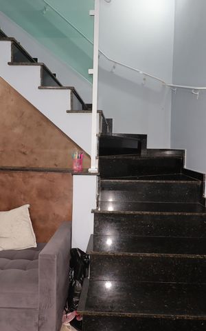 Casa à venda com 152m², 3 quartos e 2 vagasEscada para o segundo piso