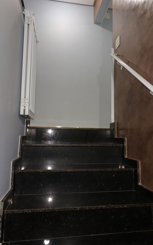 Casa à venda com 152m², 3 quartos e 2 vagasEscada da Entrada