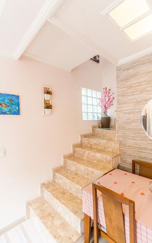 Casa de condomínio à venda com 125m², 2 quartos e 2 vagas Casa de condomínio à venda com 125m², 2 quartos e 2 vagasEscada