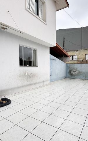 Casa à venda com 448m², 6 quartos e 3 vagas Casa à venda com 448m², 6 quartos e 3 vagasQuintal - Casa 2