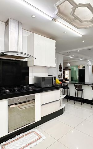 Casa à venda com 448m², 6 quartos e 3 vagas Casa à venda com 448m², 6 quartos e 3 vagasCozinha - Casa 1