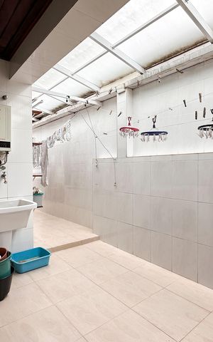 Casa à venda com 448m², 6 quartos e 3 vagas Casa à venda com 448m², 6 quartos e 3 vagasÁrea de Serviço - Casa 1